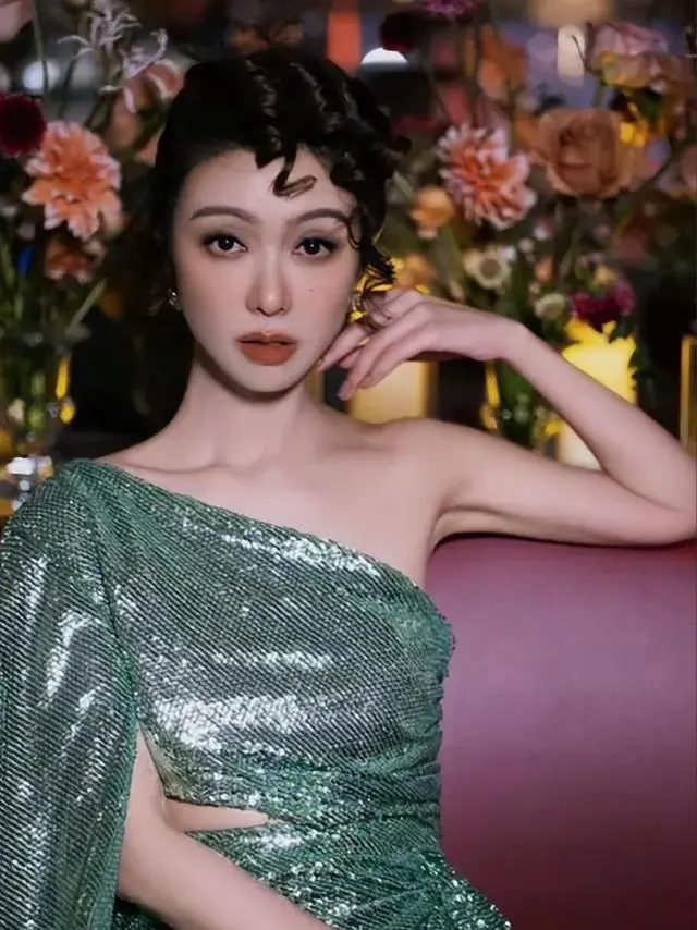 薛凯琪红背心造型惊艳，43岁如20岁少女