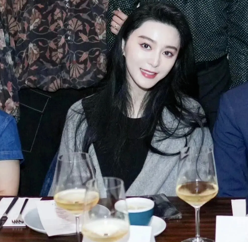 范冰冰东京聚餐：皮肤透亮，狐狸眼魅惑全场