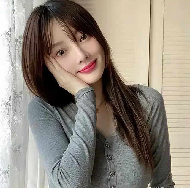 李小璐写真展现自我:43岁的清纯与欲望