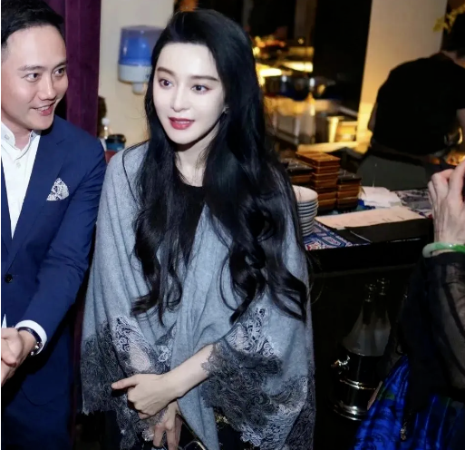 范冰冰东京聚餐：皮肤透亮，狐狸眼魅惑全场