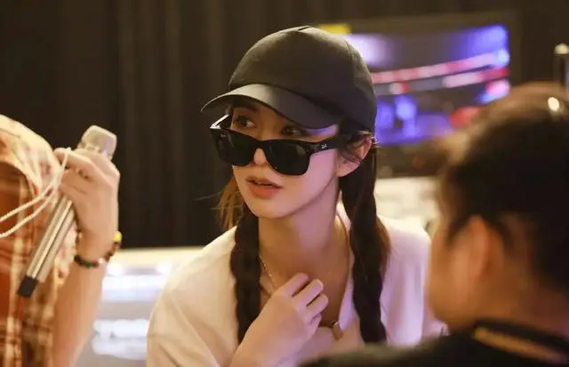 薛凯琪红背心造型惊艳，43岁如20岁少女