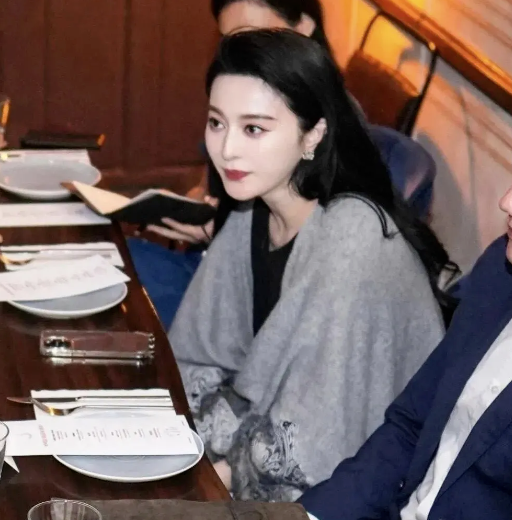 范冰冰东京聚餐：皮肤透亮，狐狸眼魅惑全场