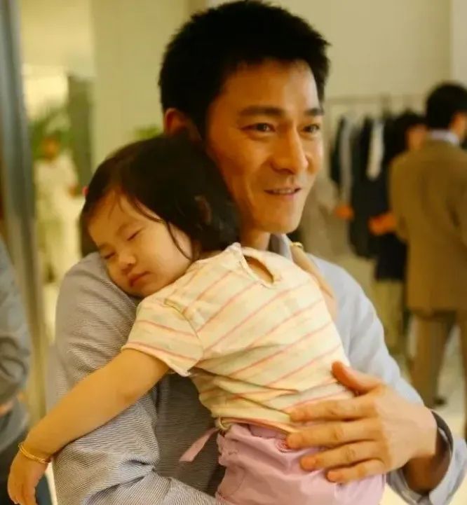 刘德华女儿近照美翻天,12岁已是颜值担当