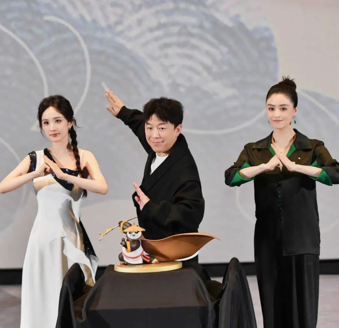 蒋欣瘦身成果惊人,41岁风采不减