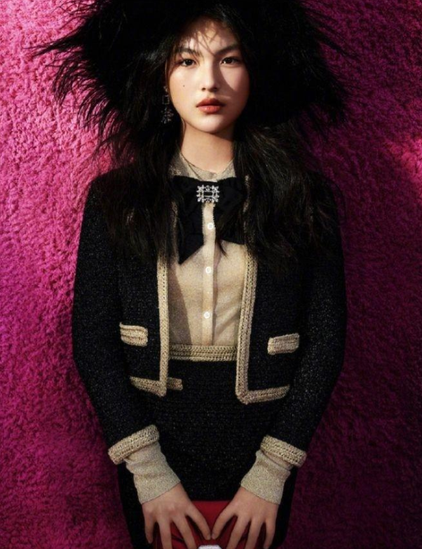 李湘48岁依旧光彩照人，西装吊带显年轻