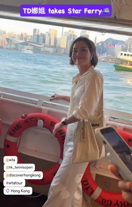 李娜退役后美丽动人，V领衬衫展现独特气质