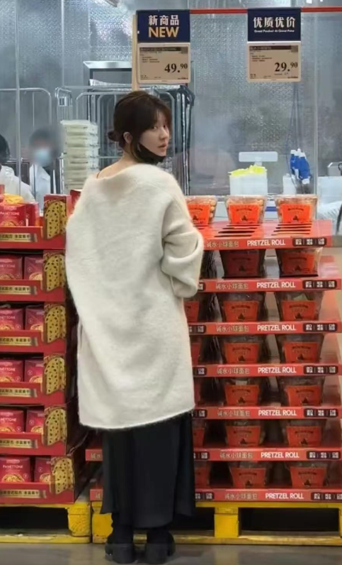 赵露思素颜马尾，超市被赞美到发光