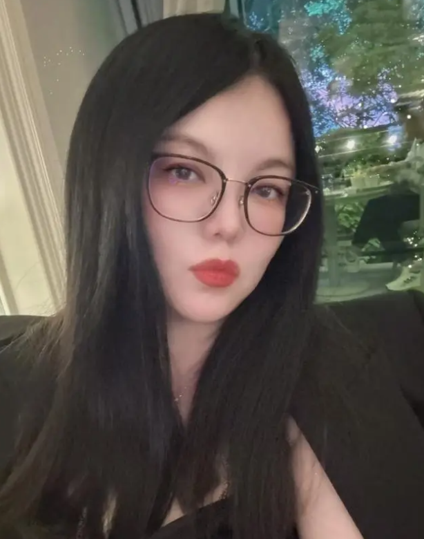 李湘48岁依旧光彩照人，西装吊带显年轻