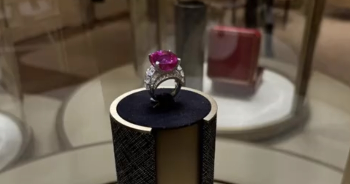 李湘48岁依旧光彩照人，西装吊带显年轻