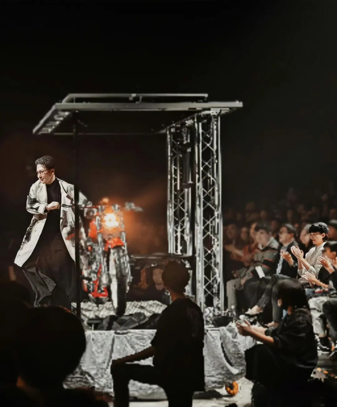 董卿母子闪耀刘谦演出，10岁儿子颜值爆表