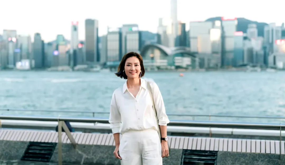 李娜退役后美丽动人，V领衬衫展现独特气质