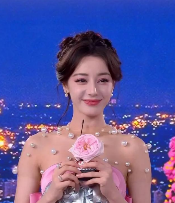 32岁迪丽热巴造型争议，颜值成讨论热点