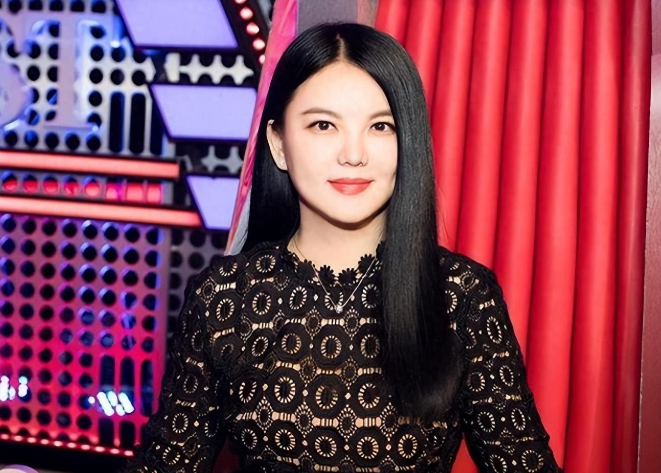 李湘48岁依旧光彩照人，西装吊带显年轻