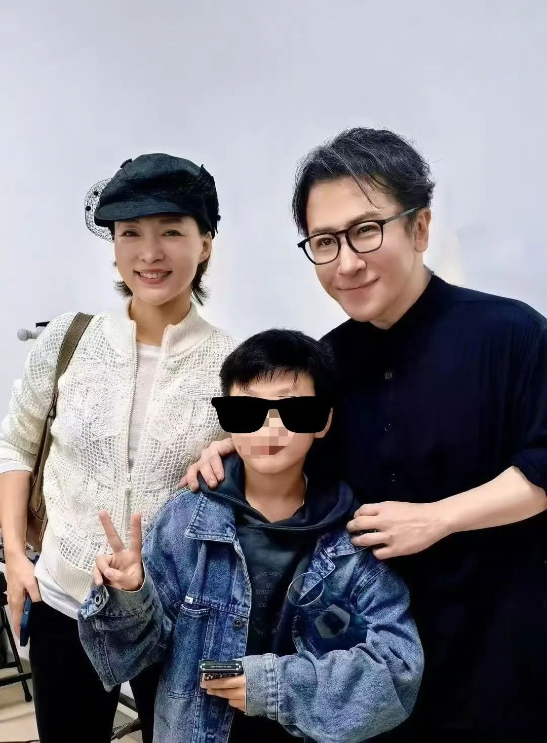 董卿母子闪耀刘谦演出，10岁儿子颜值爆表