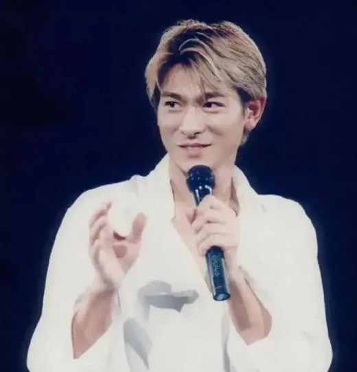 刘德华女儿近照美翻天,12岁已是颜值担当