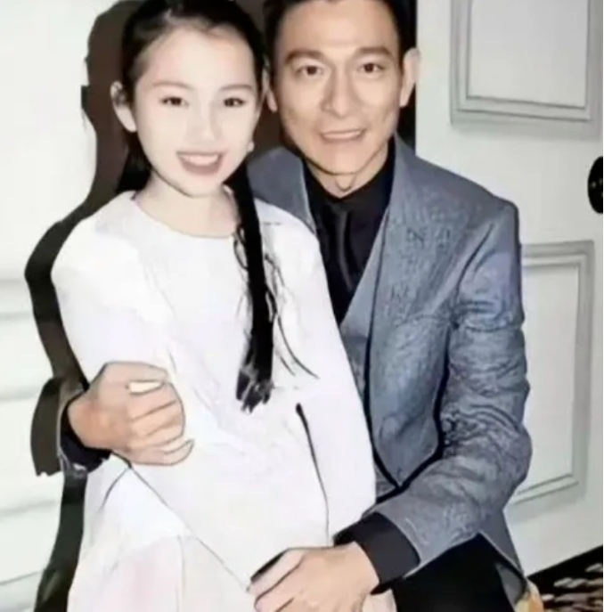 刘德华女儿近照美翻天,12岁已是颜值担当