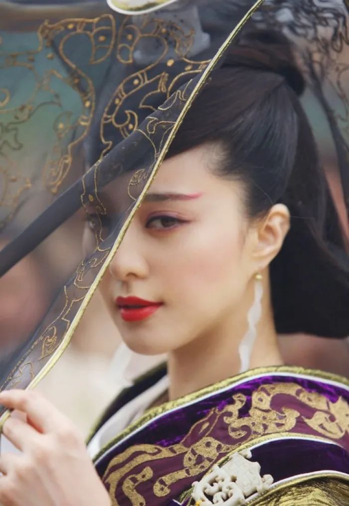 范冰冰东京聚餐：皮肤透亮，狐狸眼魅惑全场