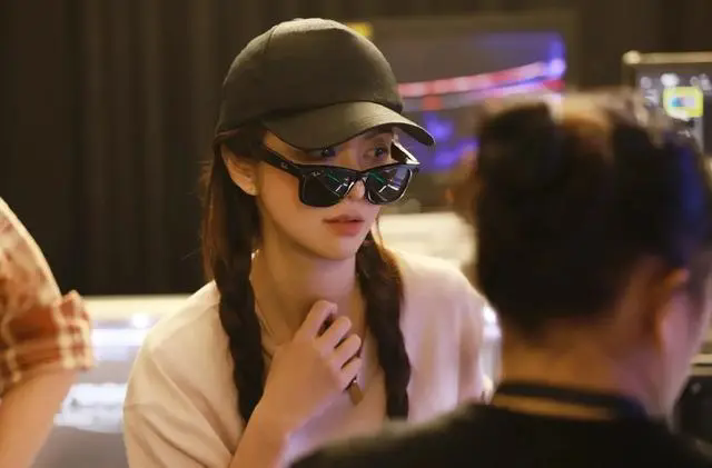 薛凯琪红背心造型惊艳，43岁如20岁少女