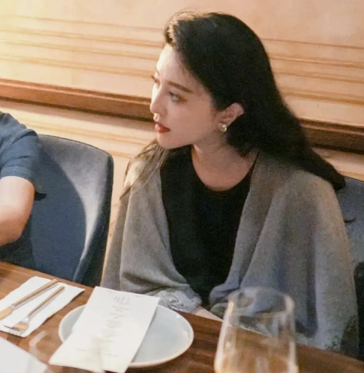 范冰冰东京聚餐：皮肤透亮，狐狸眼魅惑全场