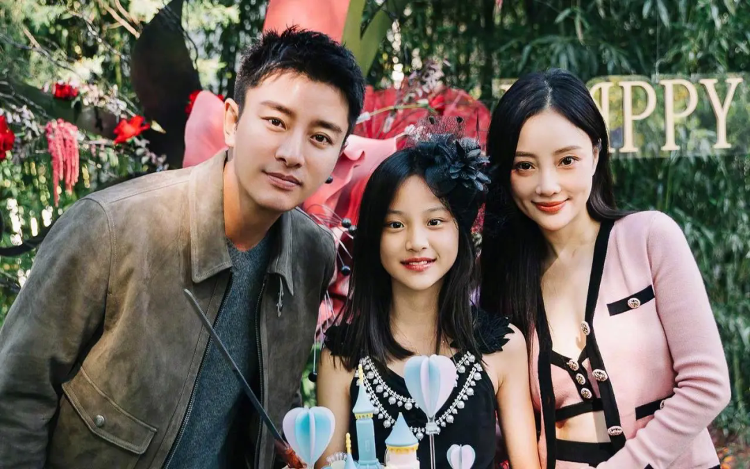 李小璐写真展现自我:43岁的清纯与欲望