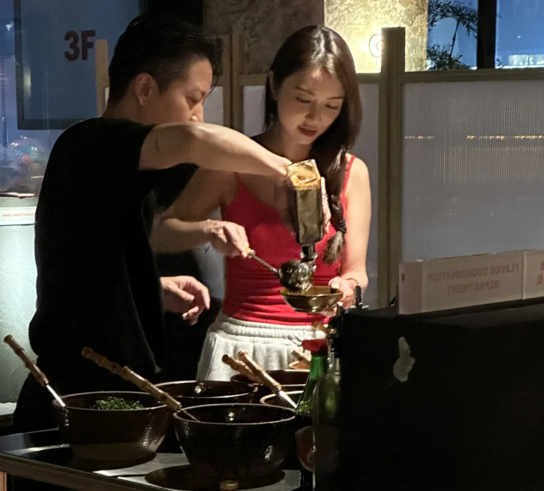 薛凯琪红背心造型惊艳，43岁如20岁少女