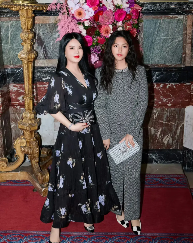 李湘48岁依旧光彩照人，西装吊带显年轻