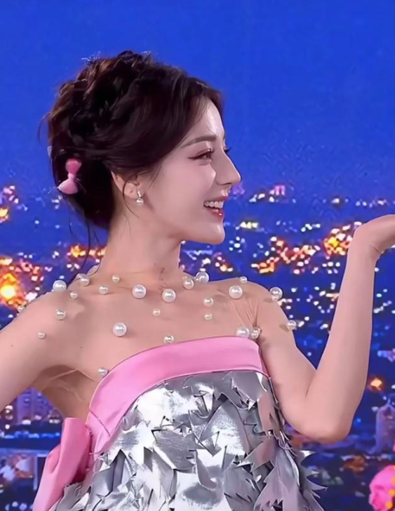 32岁迪丽热巴造型争议，颜值成讨论热点