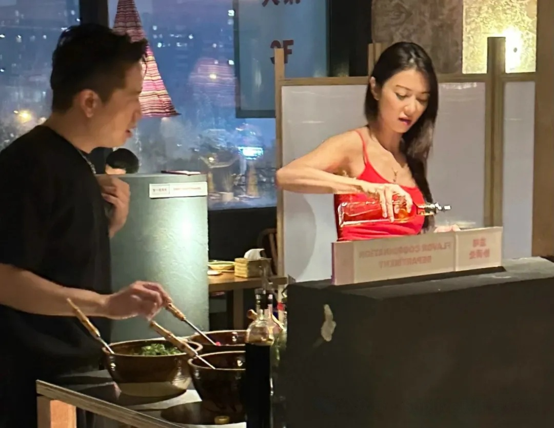 薛凯琪红背心造型惊艳，43岁如20岁少女