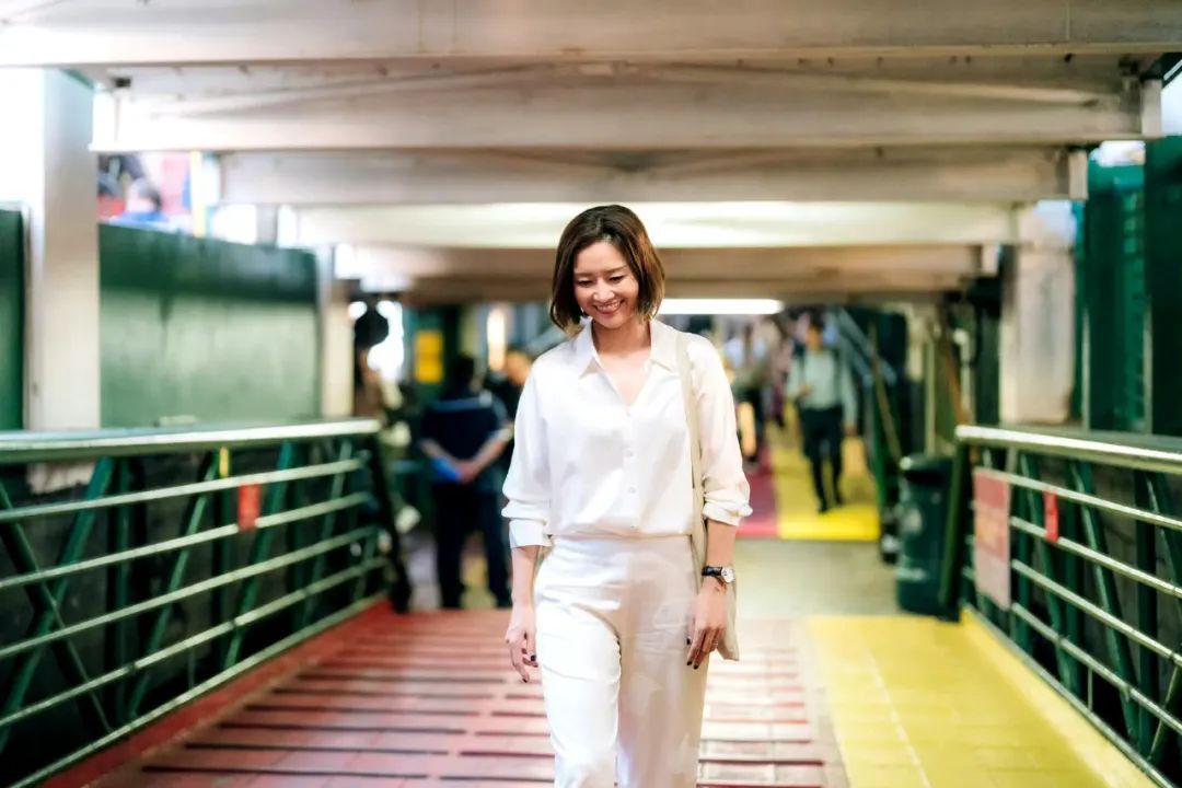 李娜退役后美丽动人，V领衬衫展现独特气质