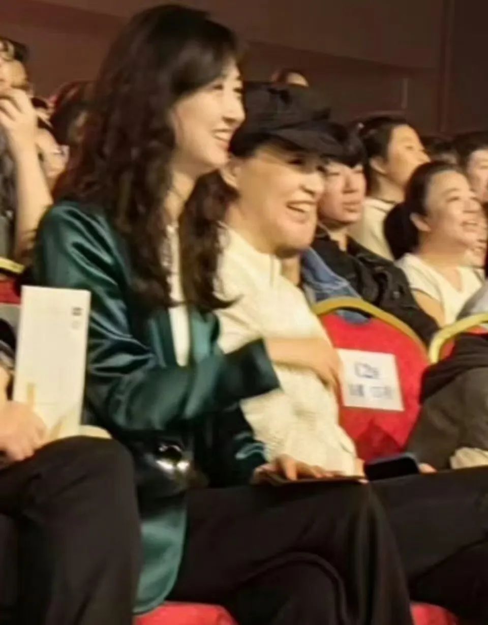 董卿母子闪耀刘谦演出，10岁儿子颜值爆表