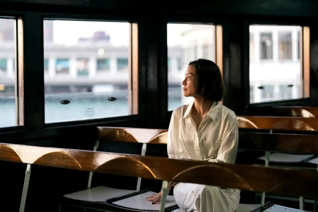 李娜退役后美丽动人，V领衬衫展现独特气质