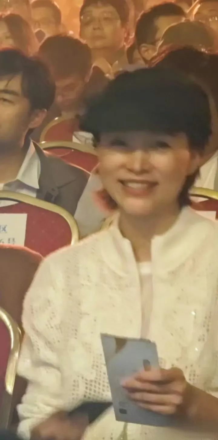 董卿母子闪耀刘谦演出，10岁儿子颜值爆表