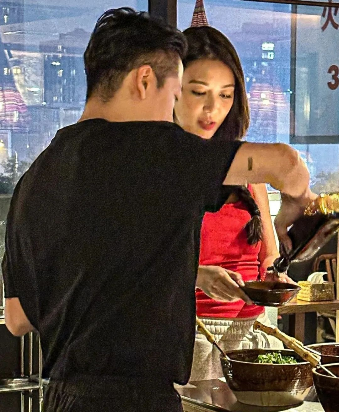 薛凯琪红背心造型惊艳，43岁如20岁少女