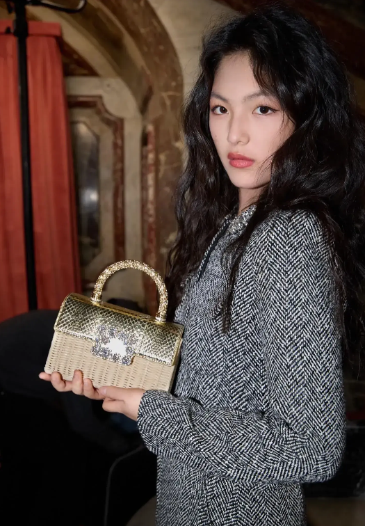 李湘48岁依旧光彩照人，西装吊带显年轻